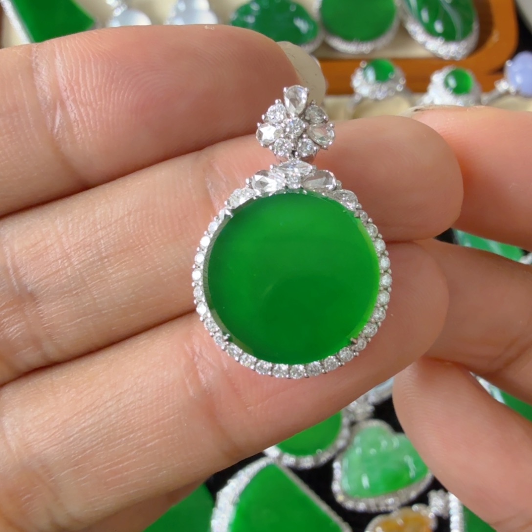 翡翠18K金镶嵌颈饰吊坠