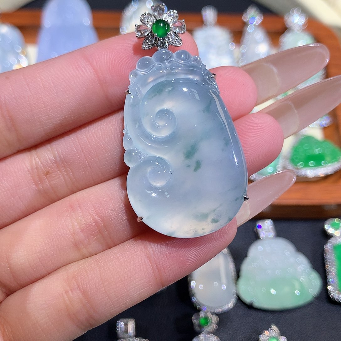 翡翠18K金镶嵌颈饰蓝水如意