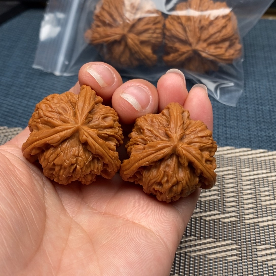 莫****文玩核桃吊坠三棱