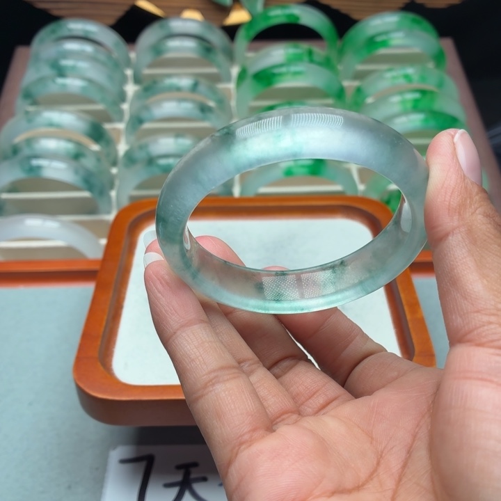 橘****石英质玉未镶嵌手镯