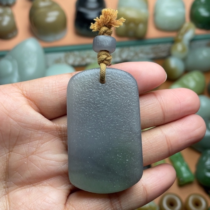 【闪购商品】颈饰未镶嵌和田玉烟紫带翠无事牌