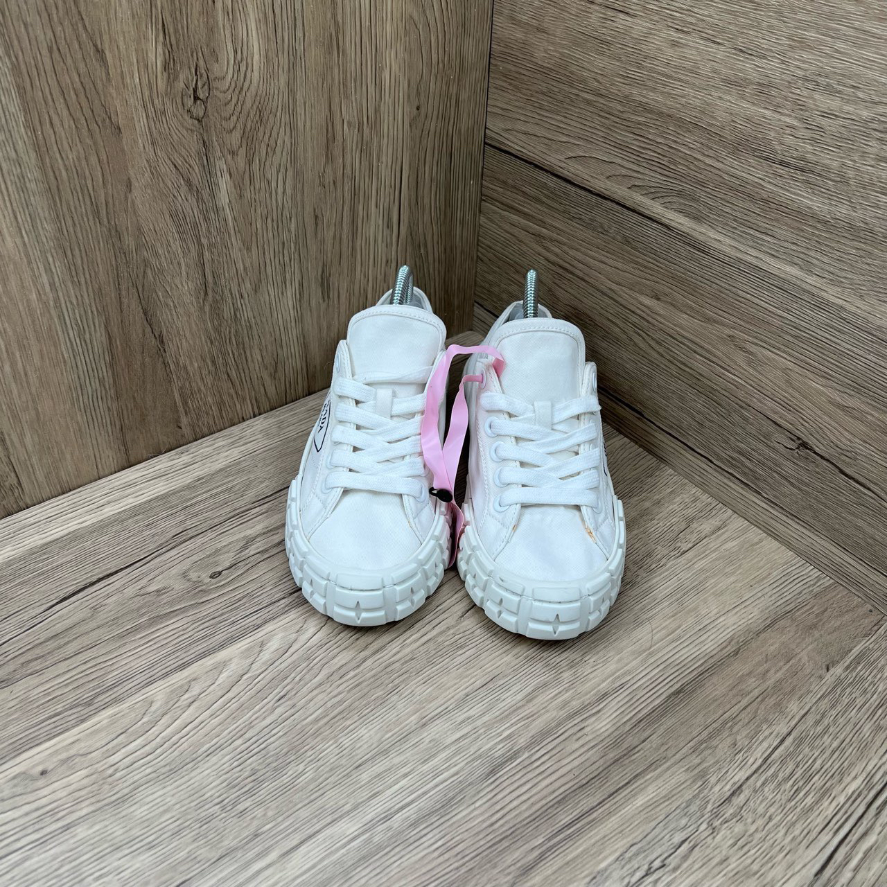 95新 Prada/普拉达 白色三角标帆布板鞋 35码/95新/无配件