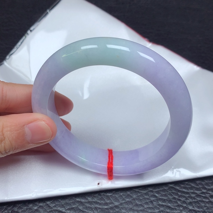 翡翠手镯未镶嵌。