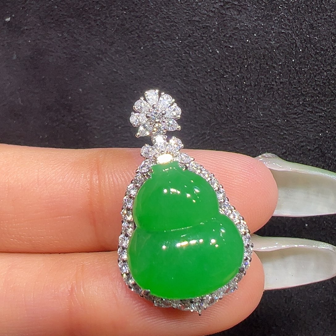 翡翠18K金镶嵌颈饰葫芦