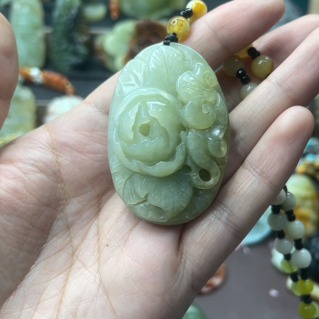 蛇纹石玉未镶嵌颈饰