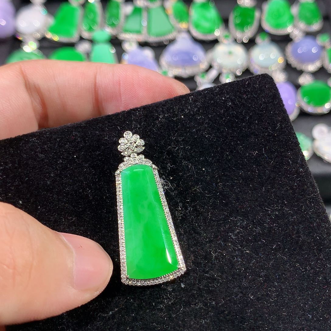 翡翠18K金镶嵌颈饰