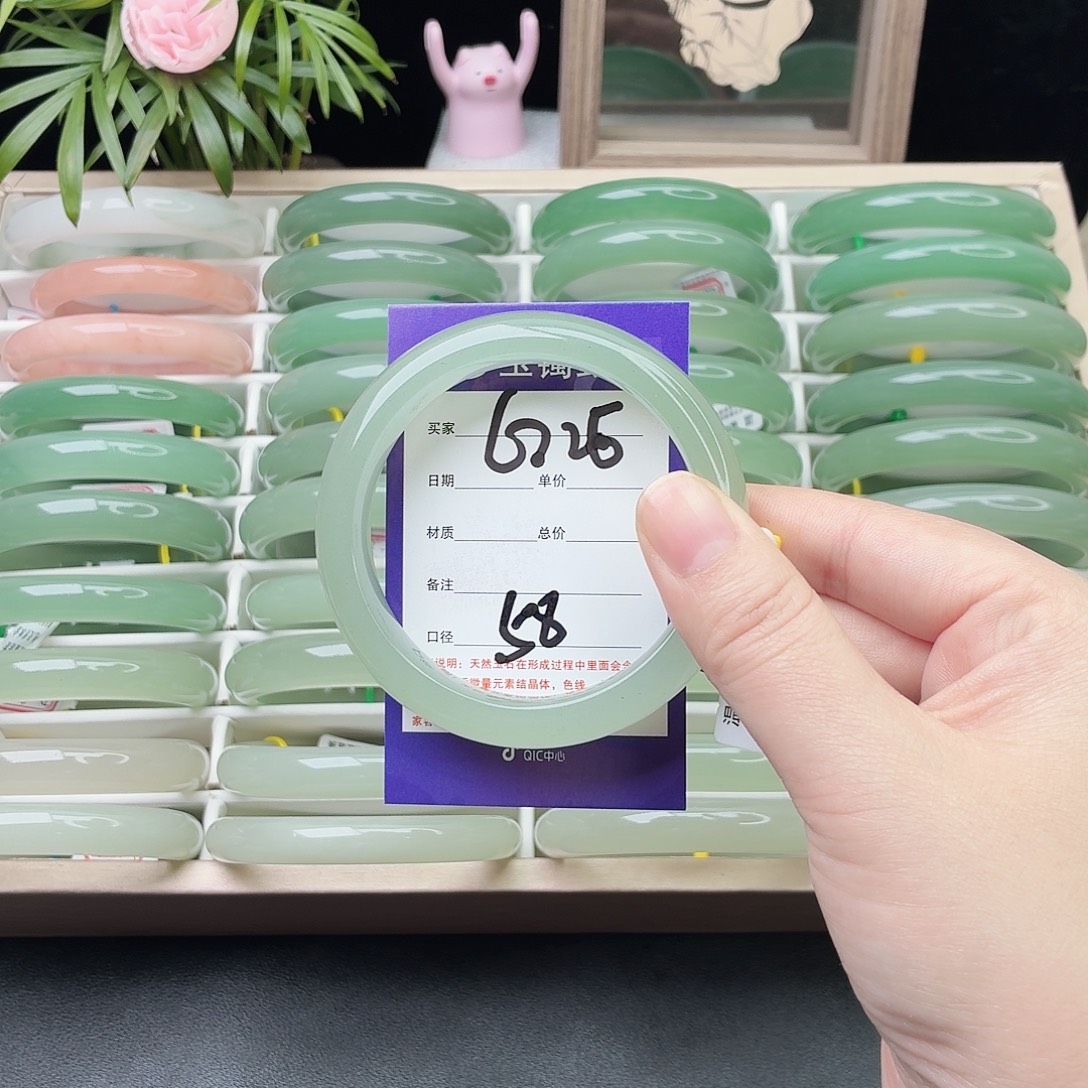 不***姜石英质玉未镶嵌手镯