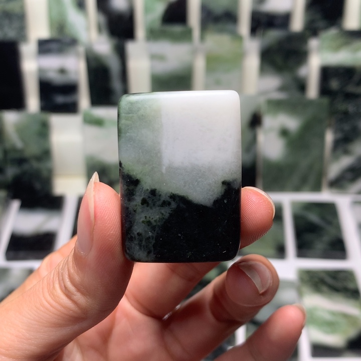 独山玉颈饰未镶嵌