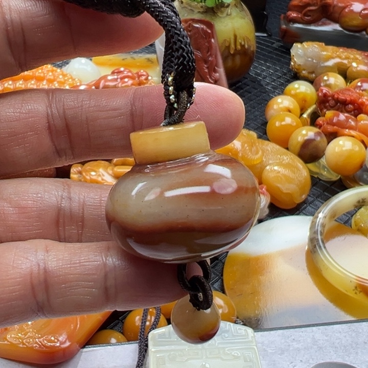 石英质玉（黄龙玉）颈饰未镶嵌