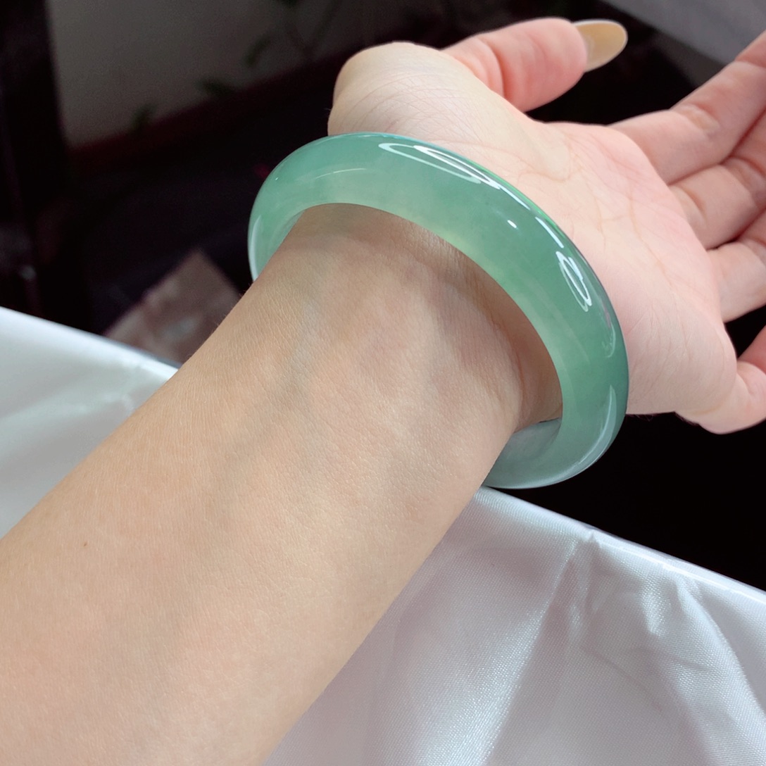 翡翠手镯（贵妃镯）未镶嵌54贵妃 种水嘎嘎好 灵