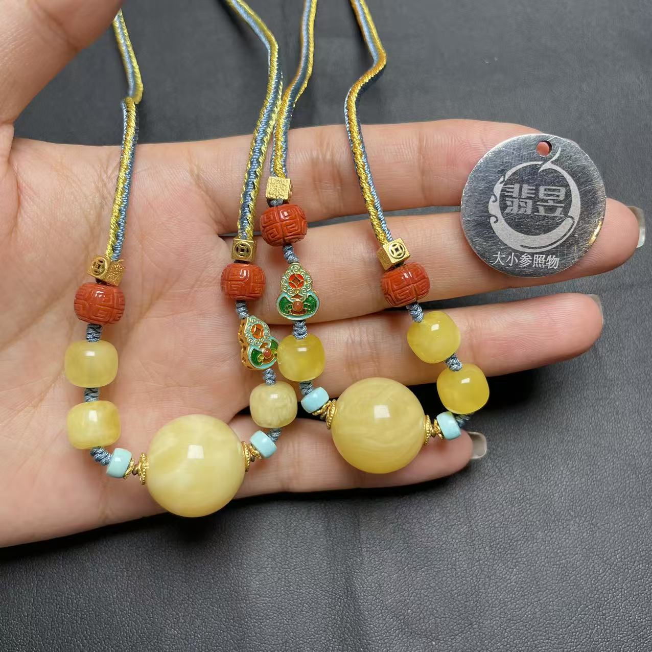 翡昱-SH29-64386-蜜蜡吊坠绑绳颈饰-多样性发其一