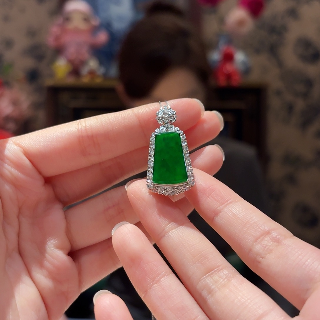 翡翠吊坠(赠链)18K金镶嵌吊坠