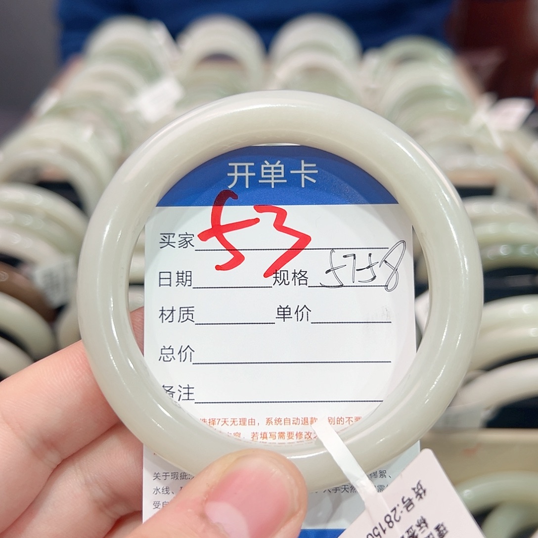 和田玉手镯未镶嵌知***…