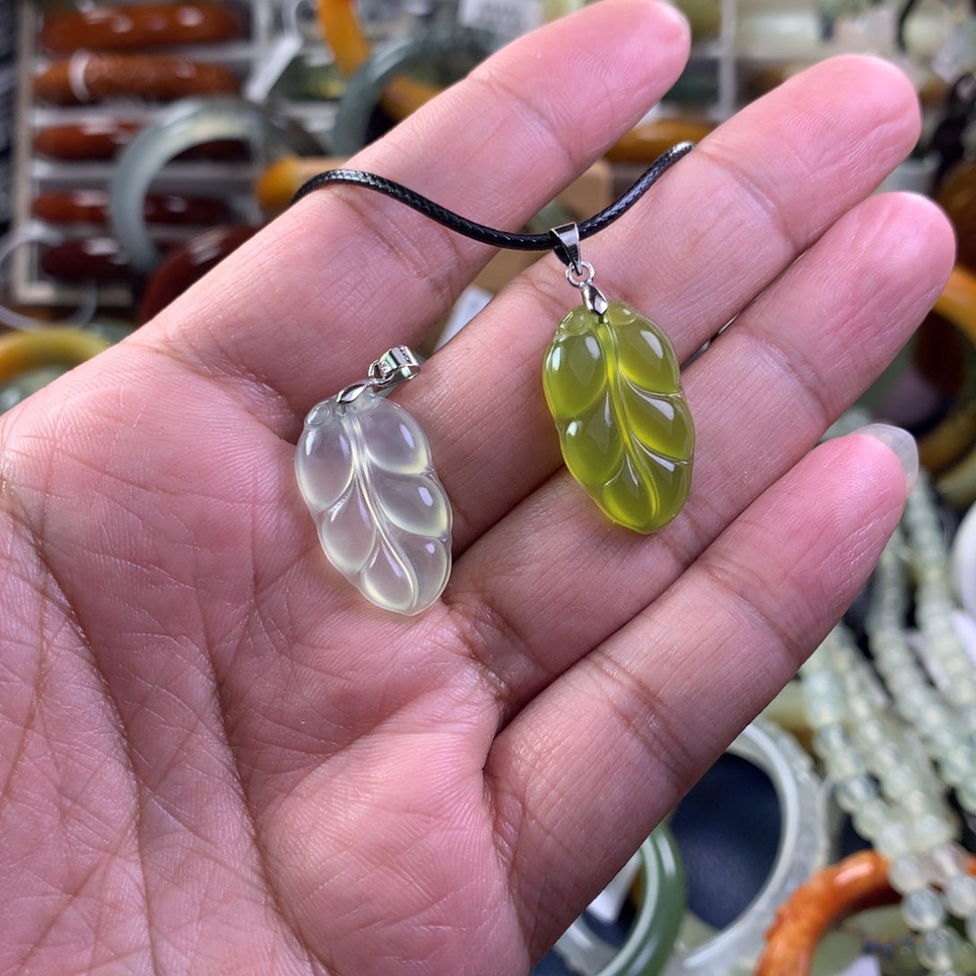 蛇纹石玉颈饰未镶嵌