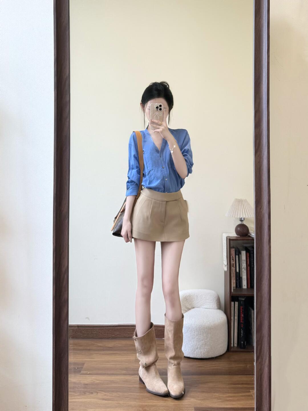 2025夏季新款法式气质干练通勤穿搭蓝色V领衬衫高腰半身裙两件套