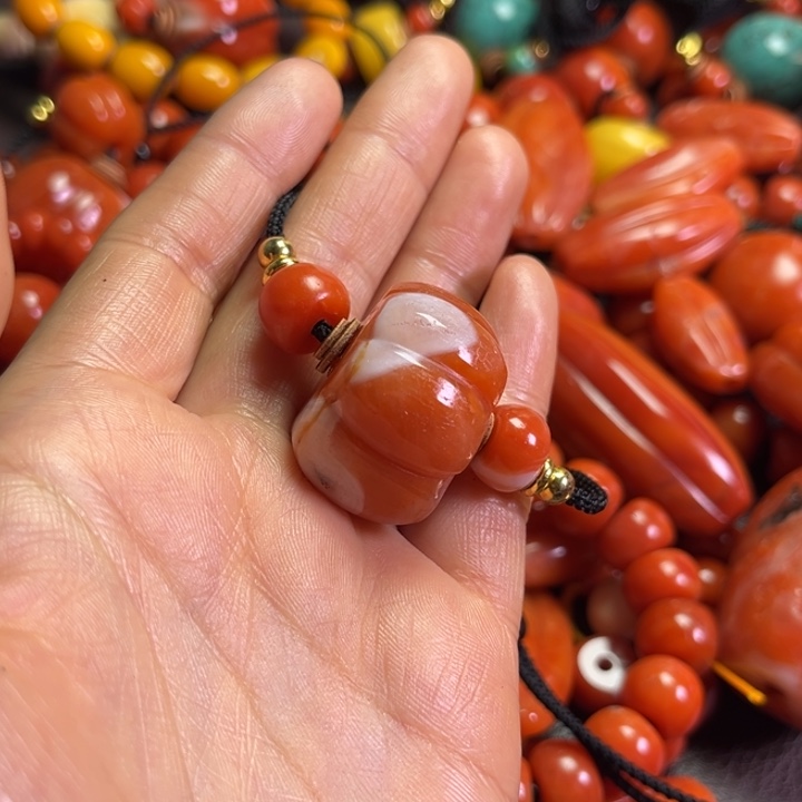 颈饰琉璃哑*。琉璃…………