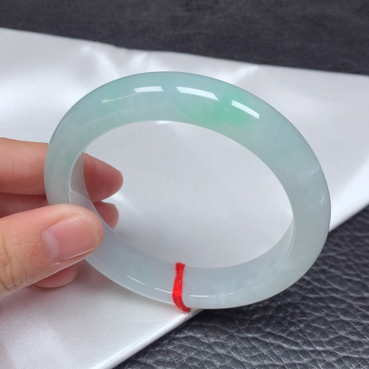 翡翠手镯未镶嵌。