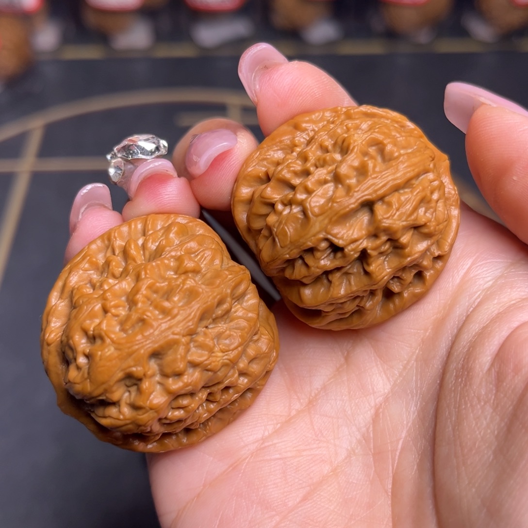 文玩核桃吊坠红锦鲤38