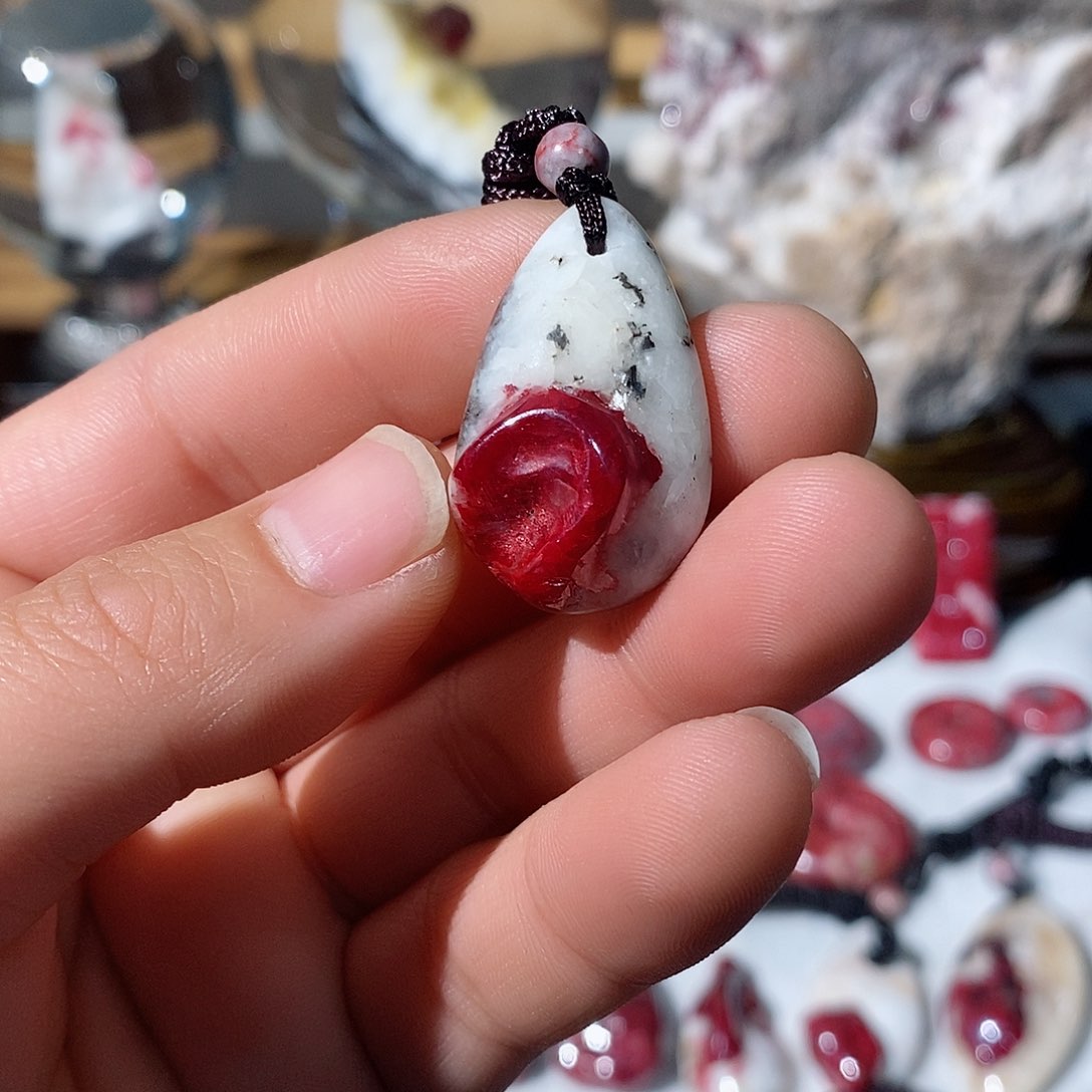 天然辰砂原石晶体吊坠