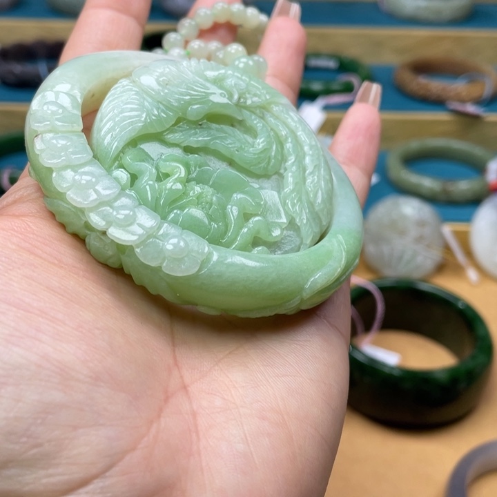 和田玉手镯59圈口。编号2未镶嵌