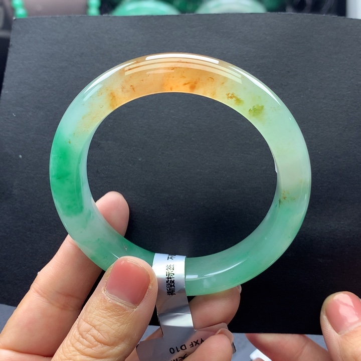 雅***然石英质玉未镶嵌手镯