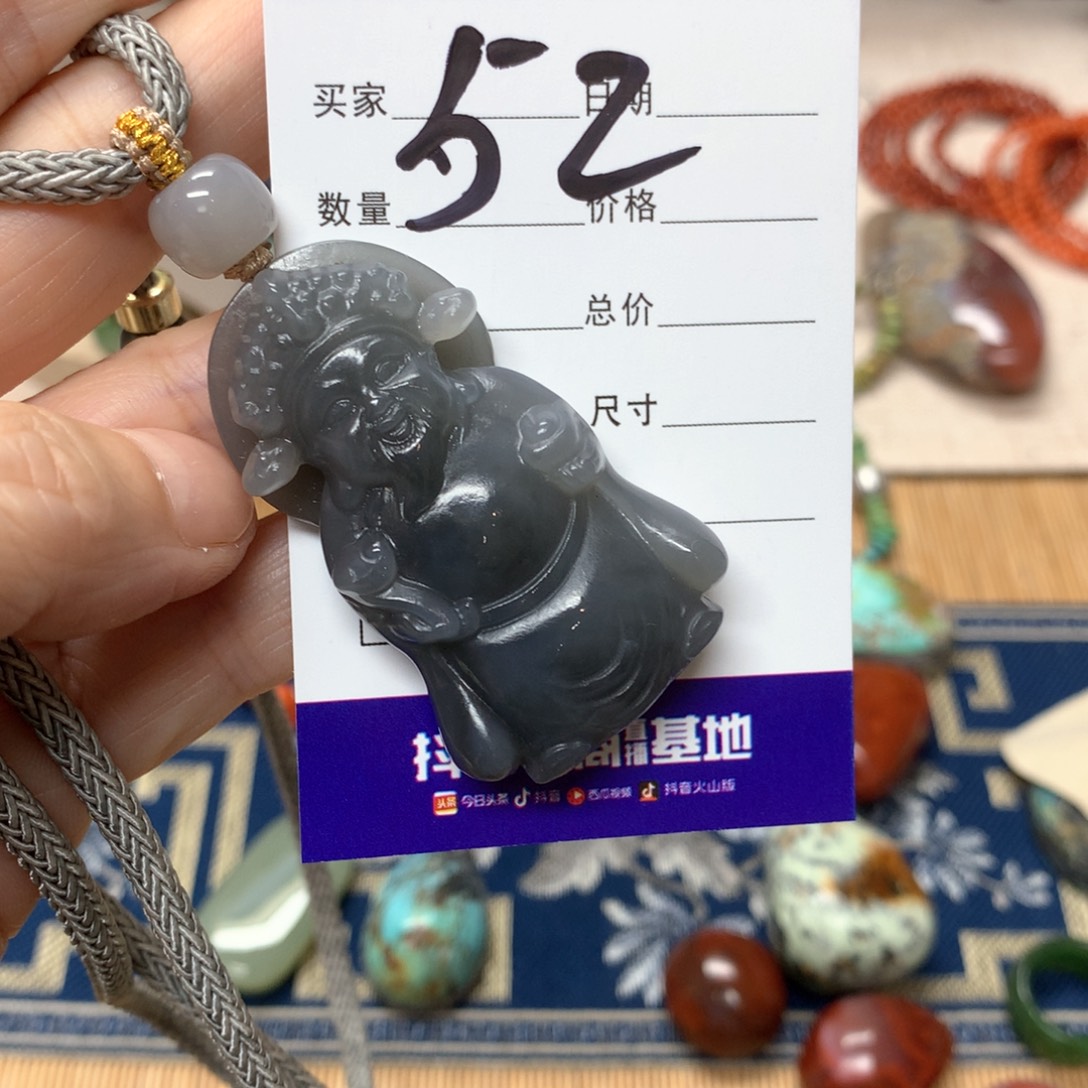 颈饰未镶嵌和田玉（碧玉）