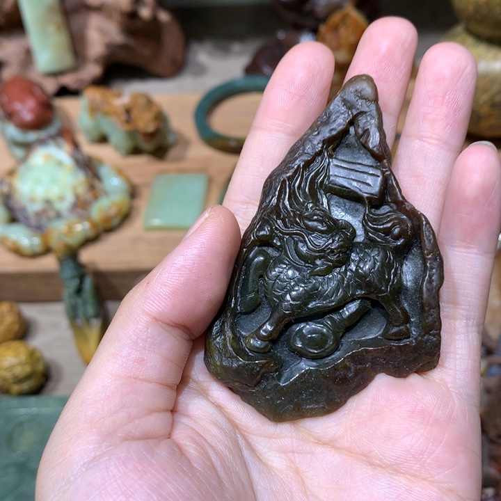 未镶嵌岫岩河磨玉（透闪石质玉）挂件