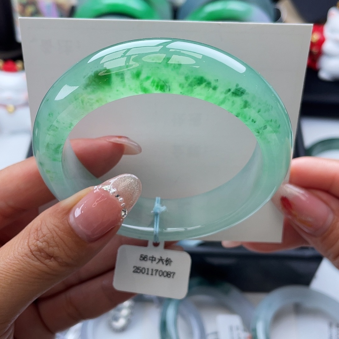 翡翠手镯未镶嵌56圈