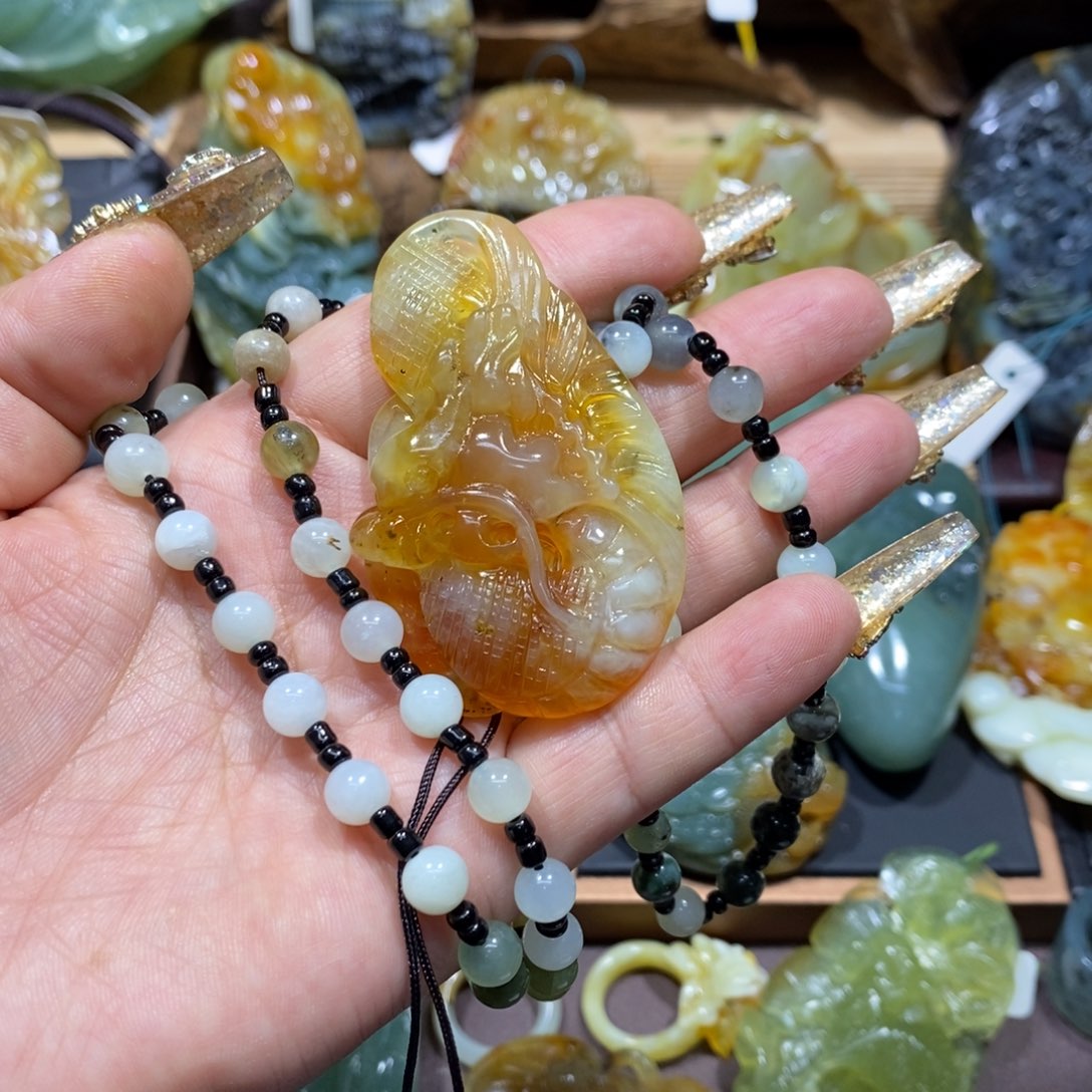 蛇纹石玉颈饰未镶嵌