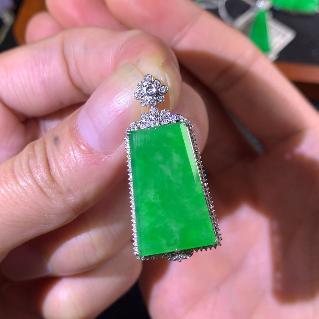 翡翠18K金镶嵌颈饰翡翠