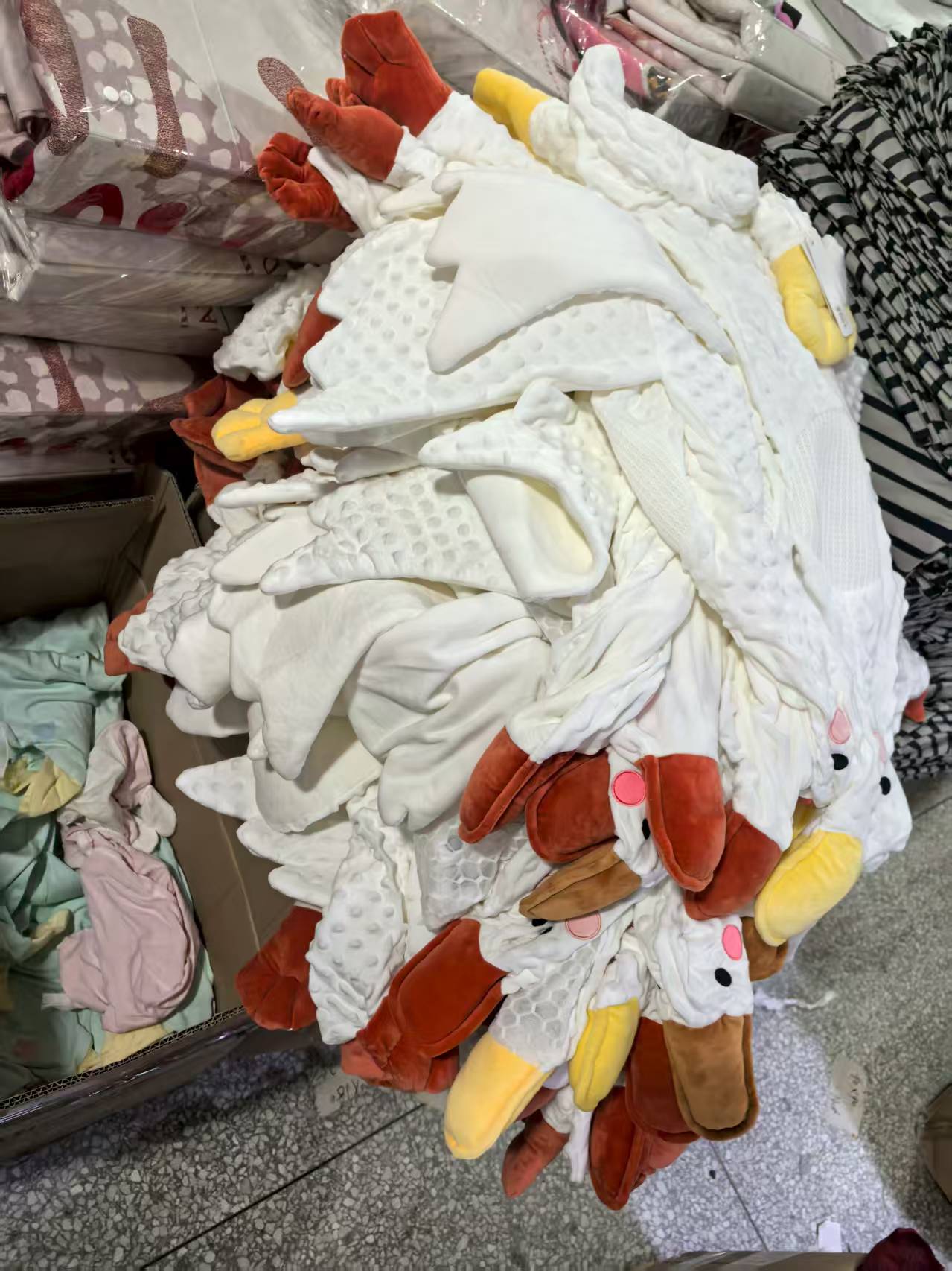 《厚广家》3楼95cm长杂款大鹅抱枕外套 发1个