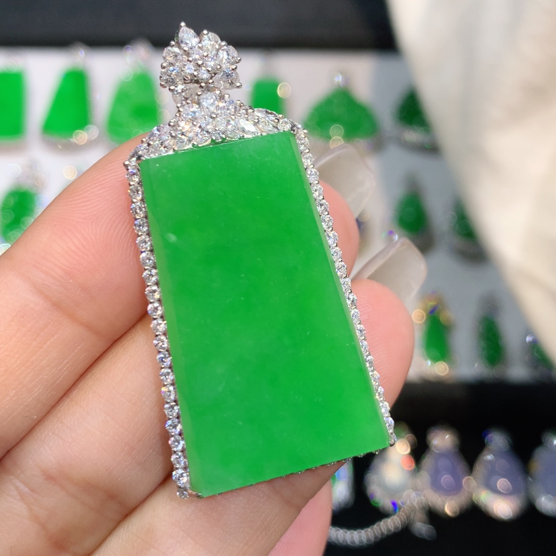 翡翠18K金镶嵌颈饰