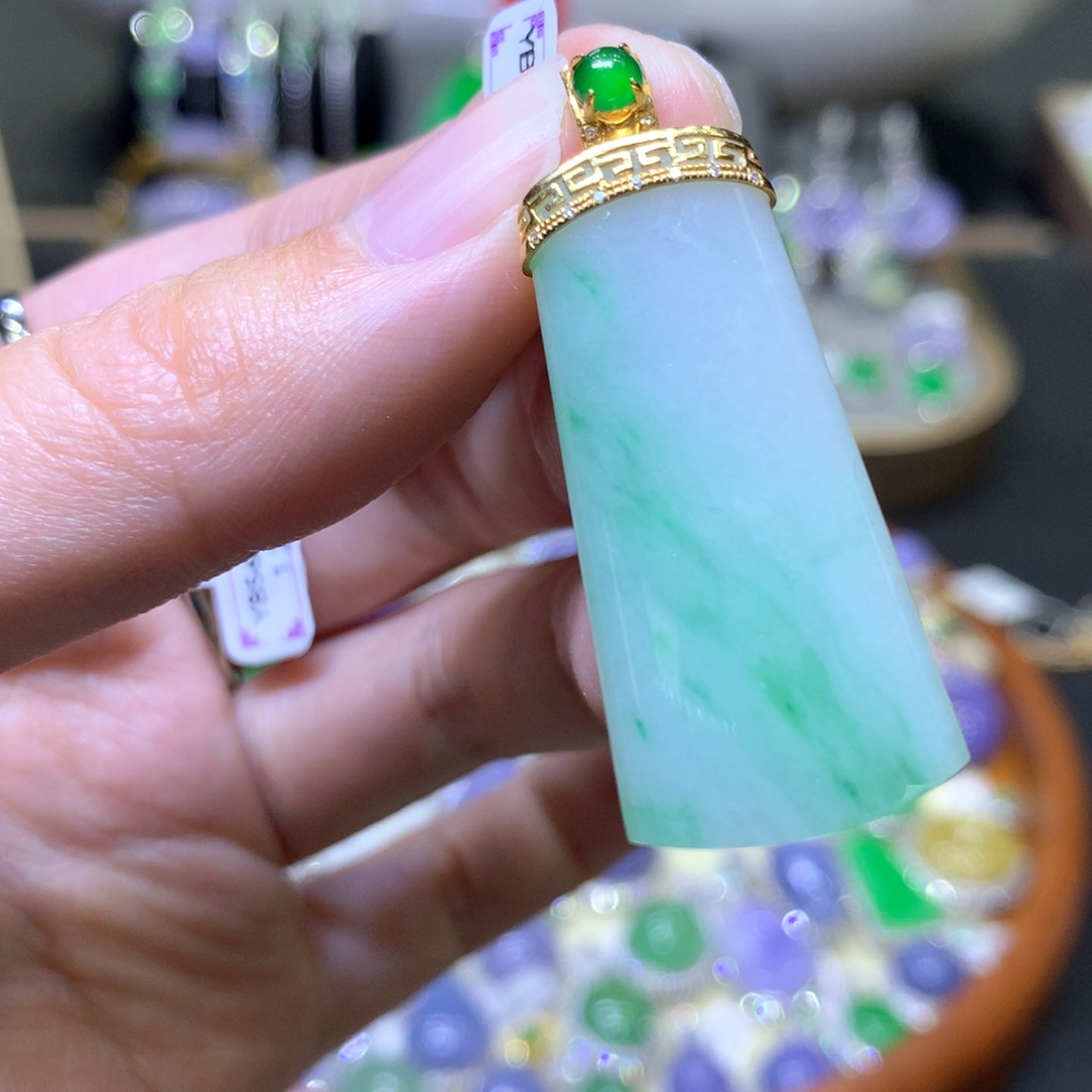 【闪购商品】翡翠颈饰18K金镶嵌翡翠吊坠项链