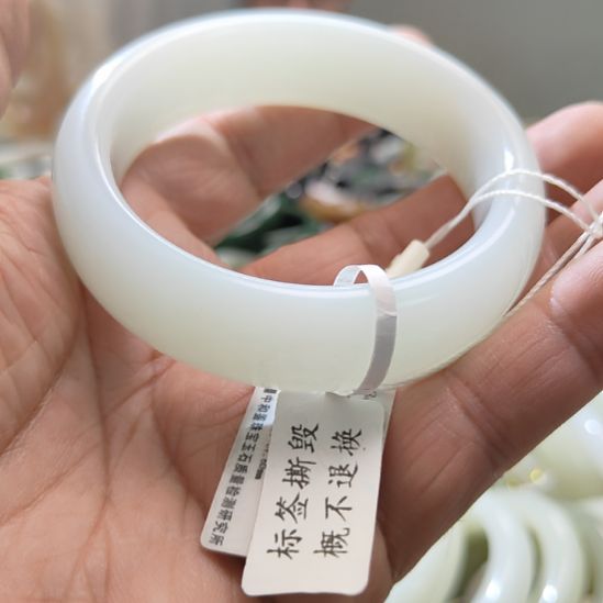 灯***火和田玉未镶嵌手镯