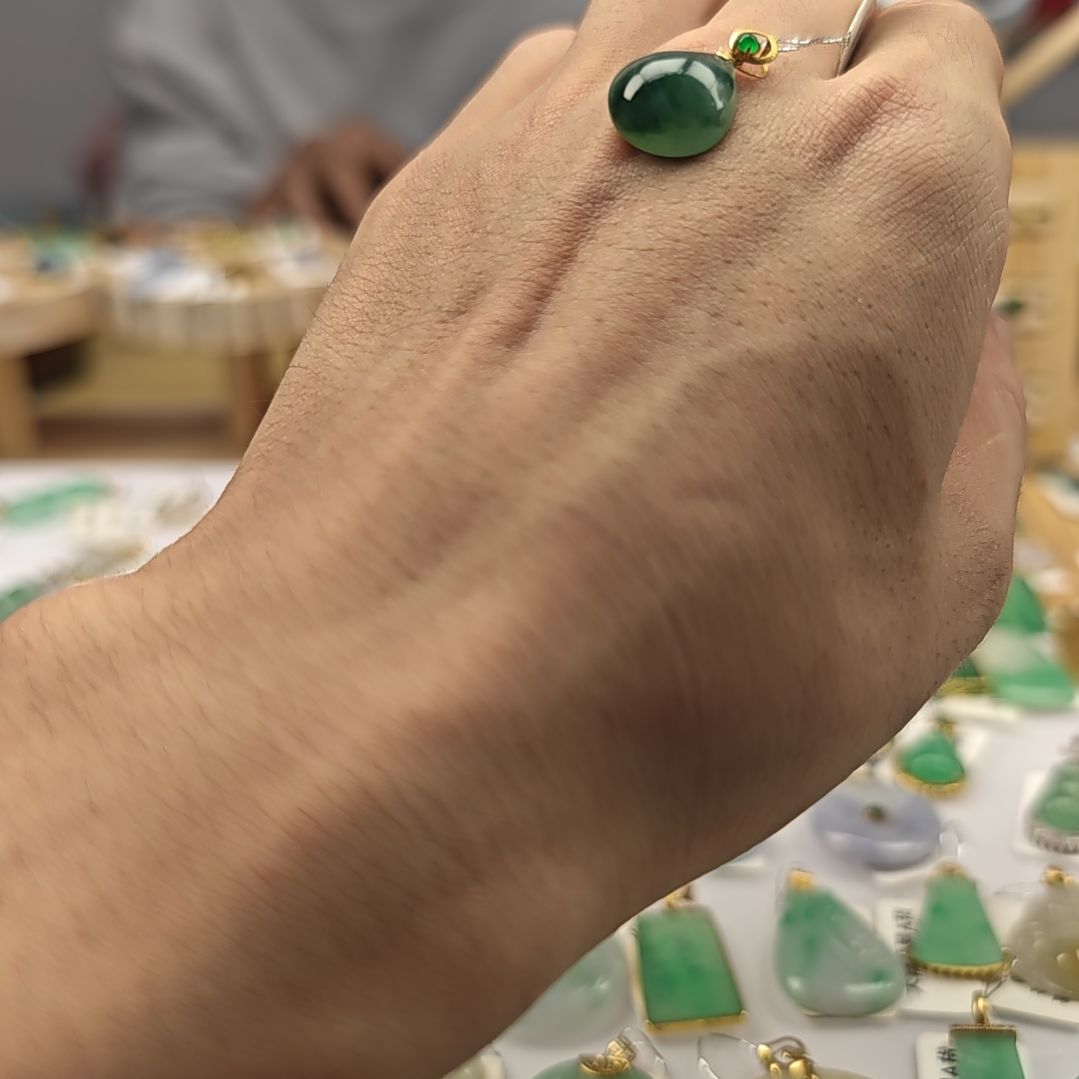 翡翠18K金镶嵌颈饰