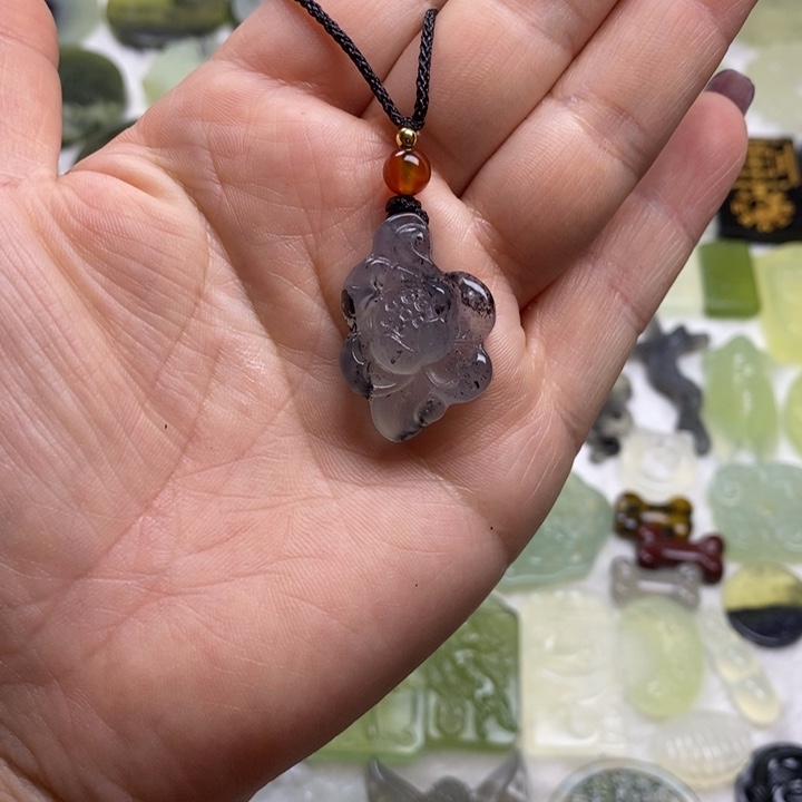 蛇纹石玉颈饰合金