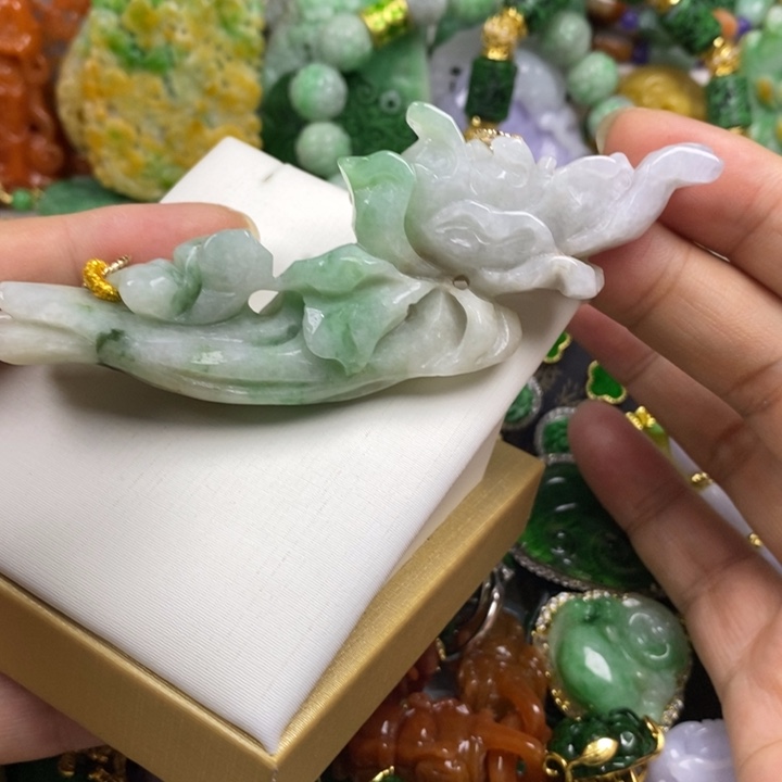 翡翠未镶嵌吊坠(赠链)