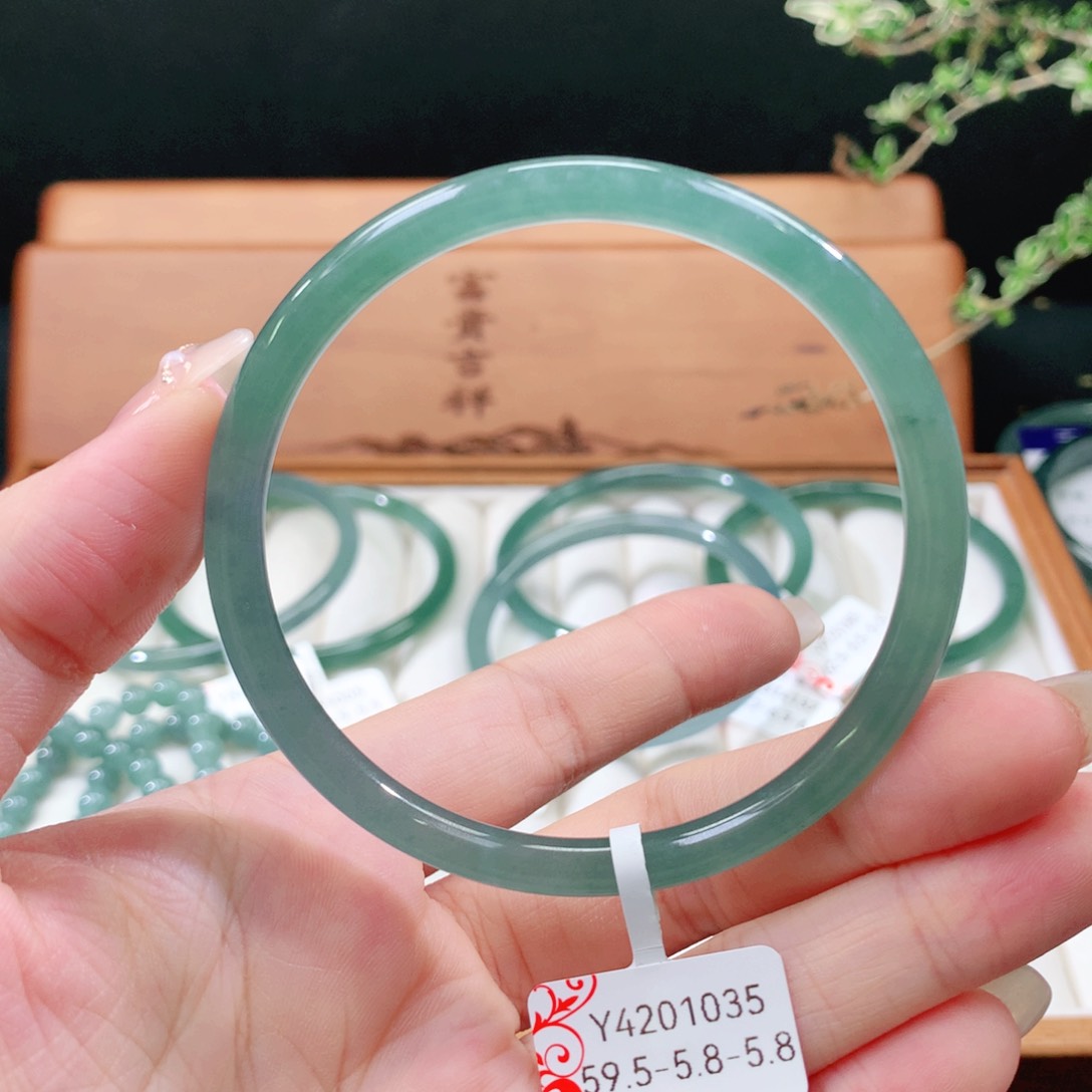 翡翠手镯未镶嵌天然