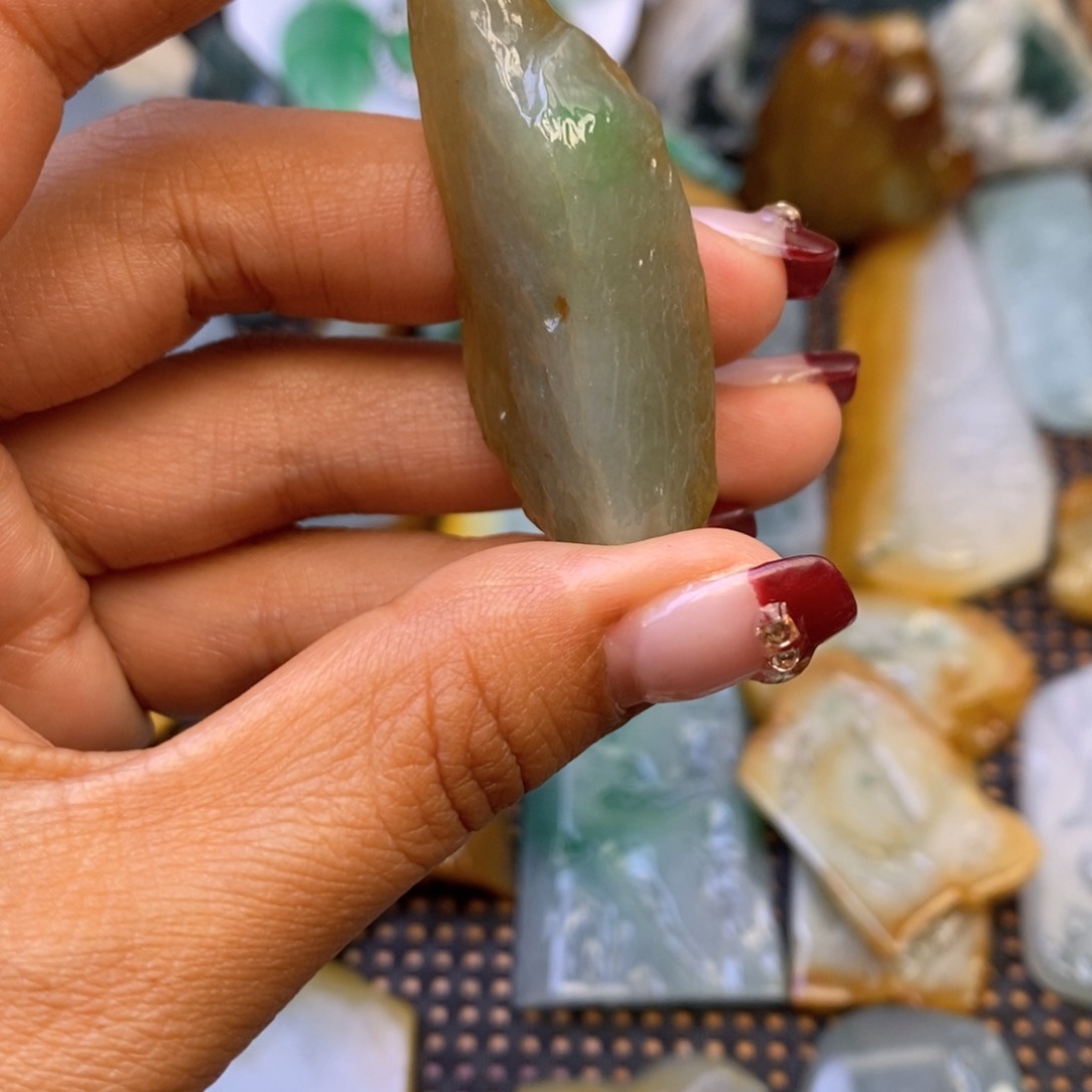 翡翠颈饰未镶嵌翡翠