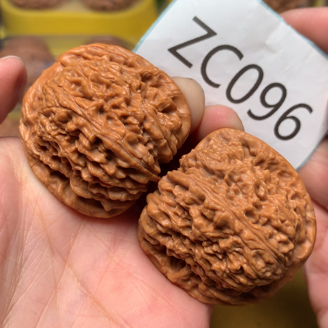 文玩核桃把件红皮炮弹南疆石41