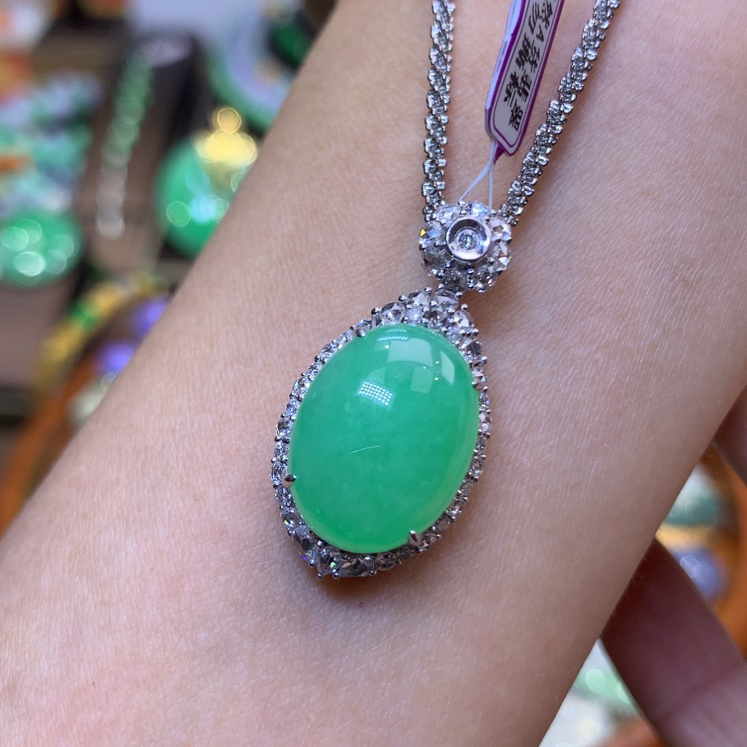 翡翠18K金镶嵌颈饰