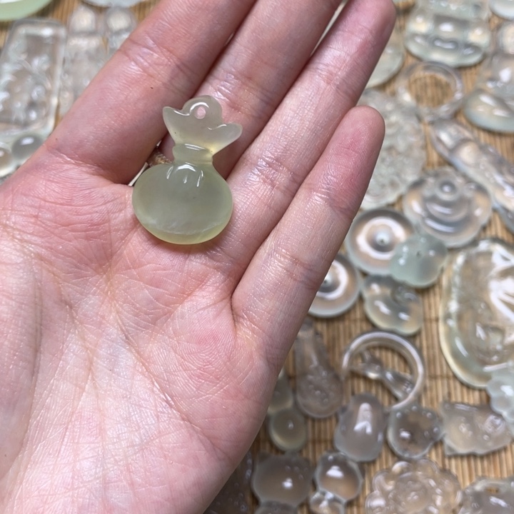 蛇纹石玉颈饰未镶嵌