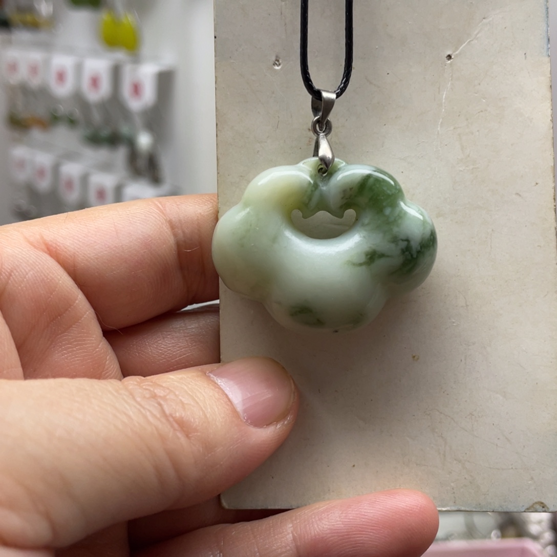 蛇纹石玉未镶嵌吊坠