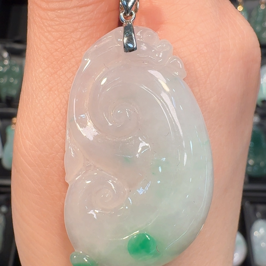 翡翠挂件18K金镶嵌如意