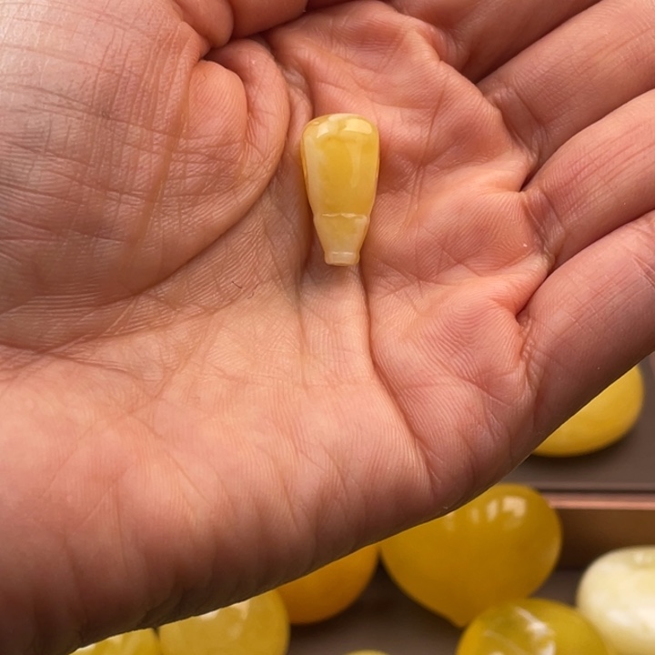 琥珀未镶嵌颈饰蜜蜡