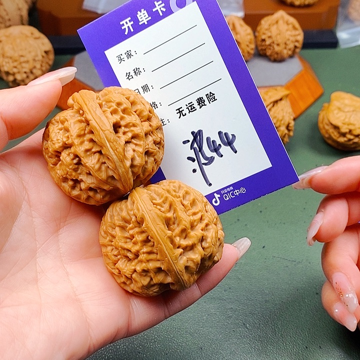 瘾***文玩核桃把件文玩核桃红锦鲤44