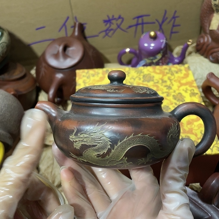紫砂茶壶原矿泥料手工制作的一把紫砂壶。