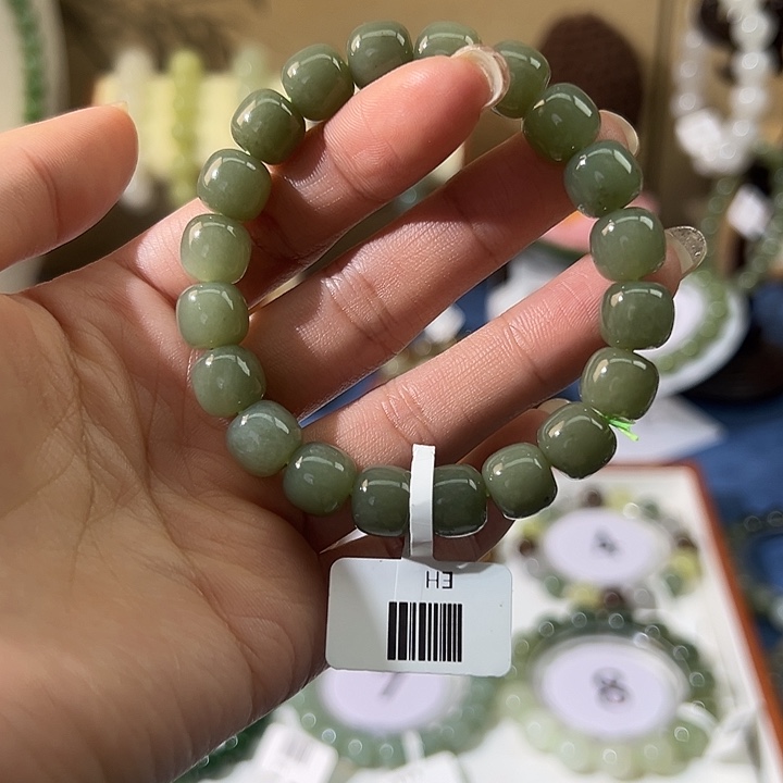 余***走和田玉未镶嵌手串