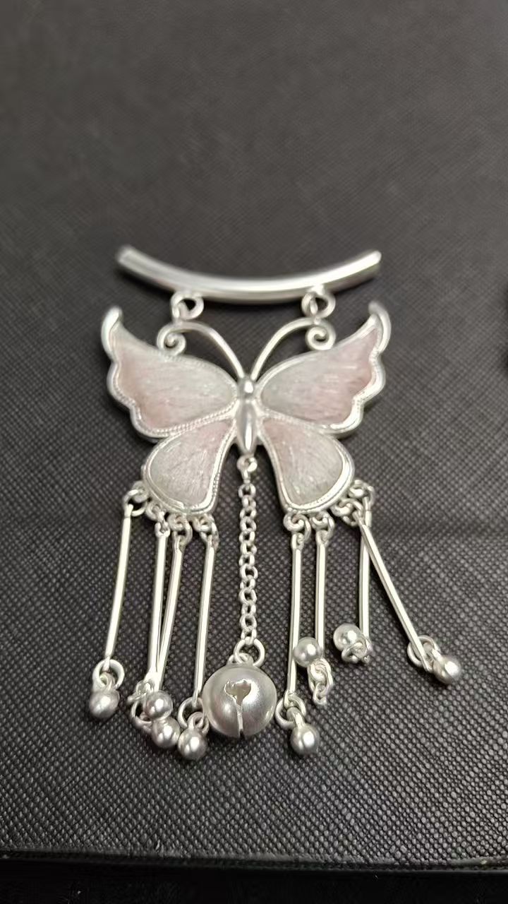 非遗纯手工刺绣彰显民族风的精美吊坠