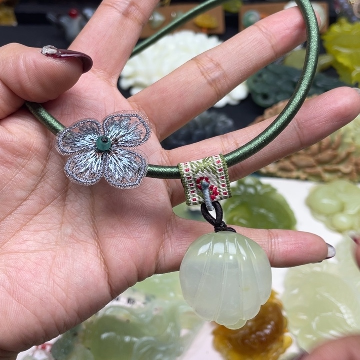 蛇纹石玉未镶嵌颈饰